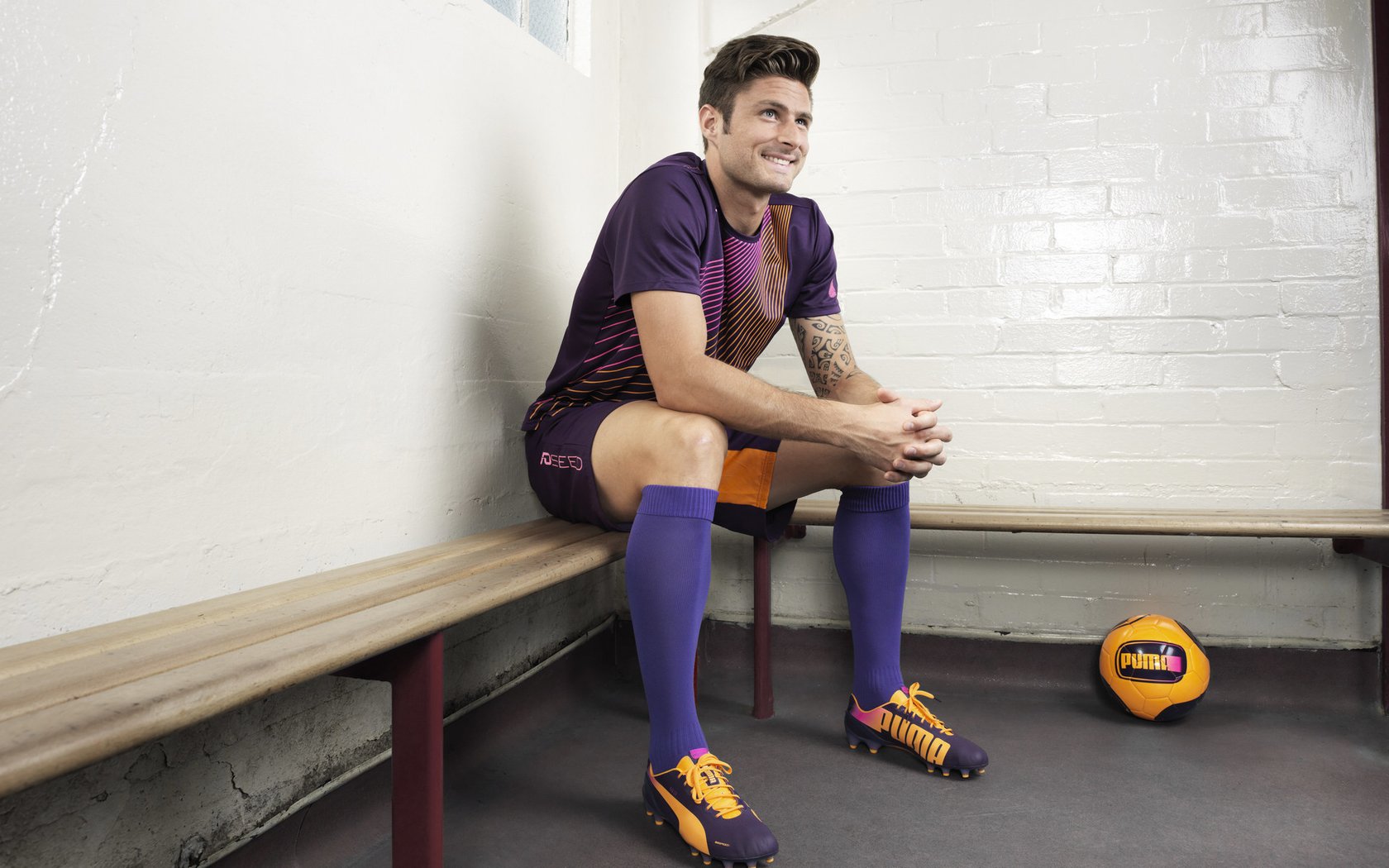 F1新赛季揭幕战之夜，黄喜灿刷新纪录，当足球与赛车在凌晨三点交汇