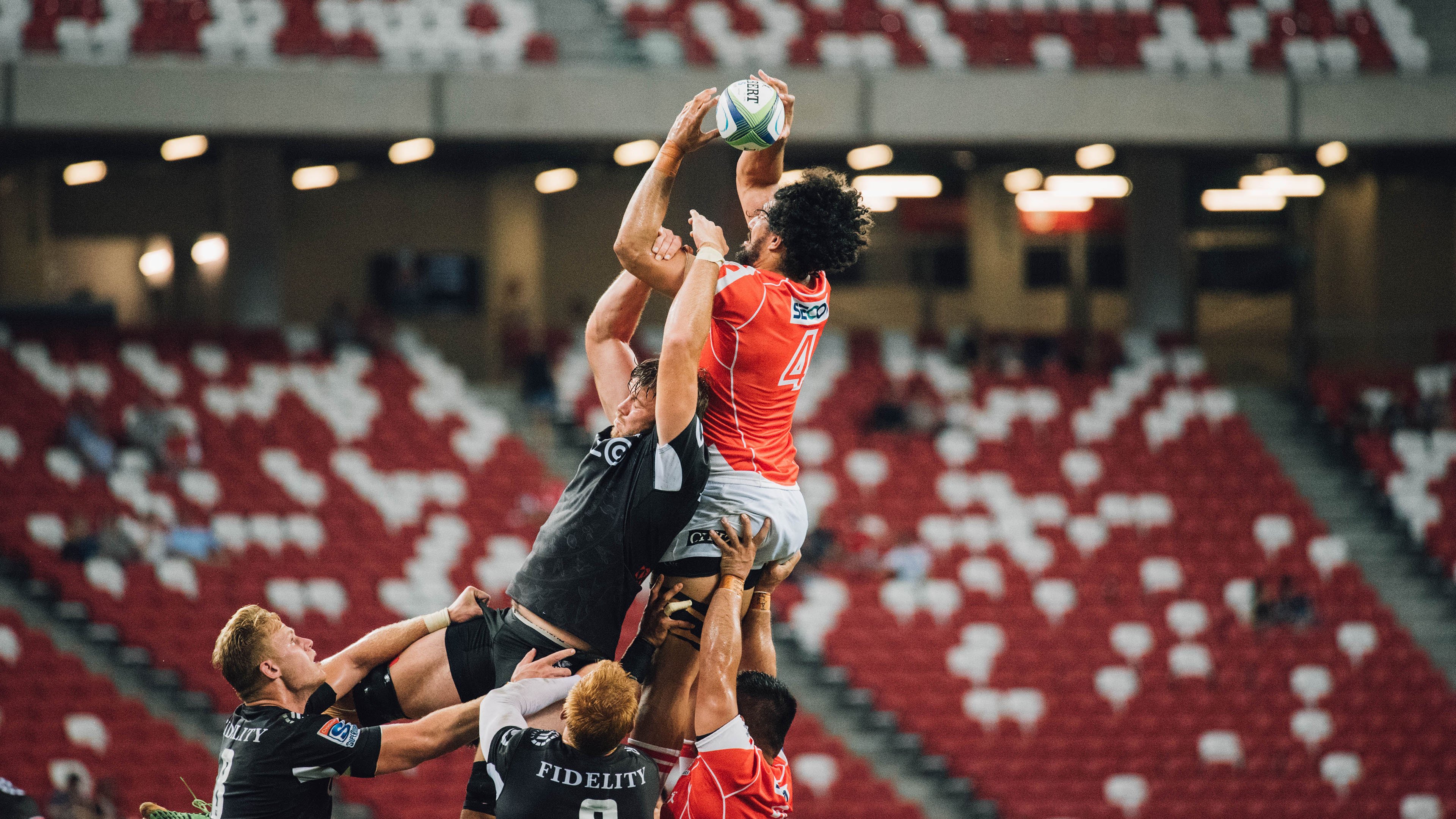 绿茵场外的黄蜂,当篮球爆冷映照国家德比